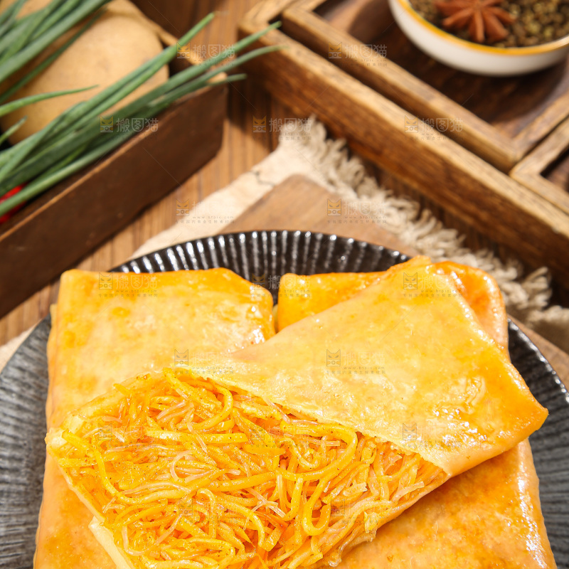 木底上的香辣土豆三丝盒
