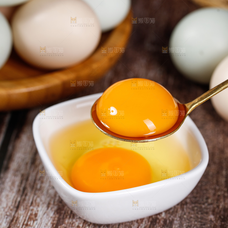 深底上的绿壳鸡蛋
