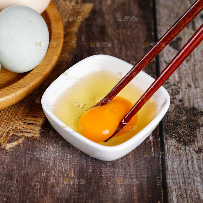 深底上的绿壳鸡蛋