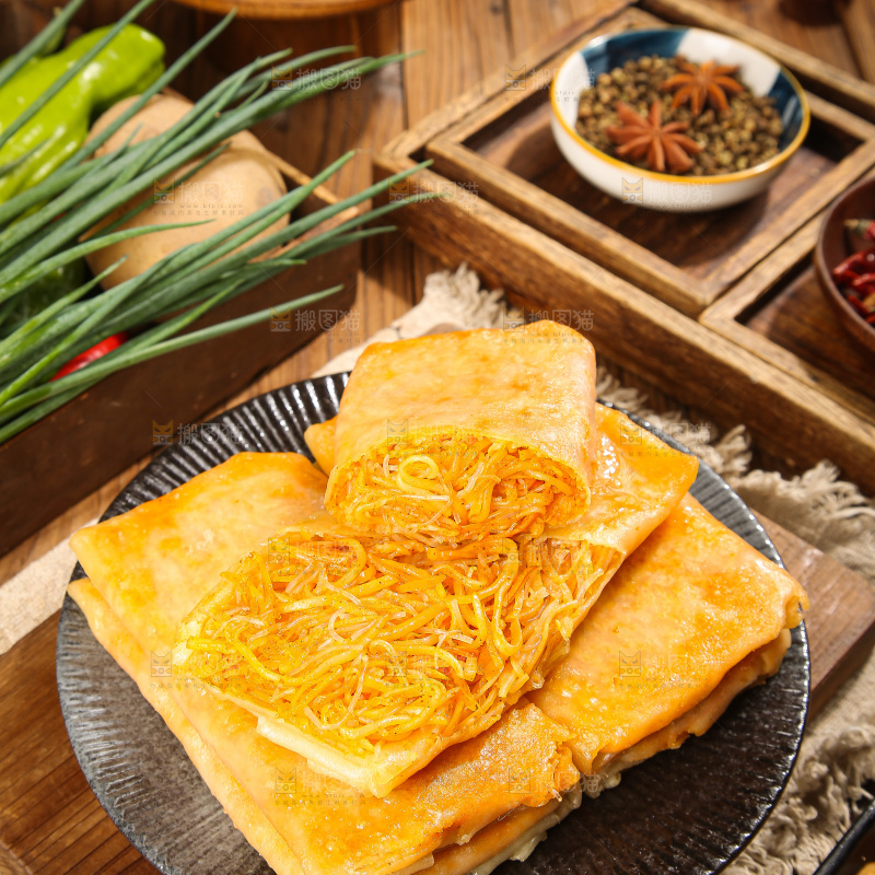木底上的香辣土豆三丝盒