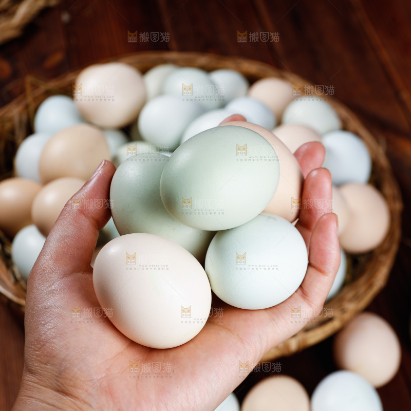 木底上的绿壳鸡蛋