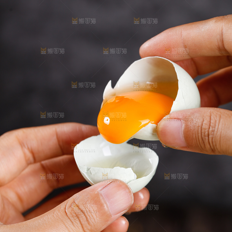 深底上的绿壳鸡蛋