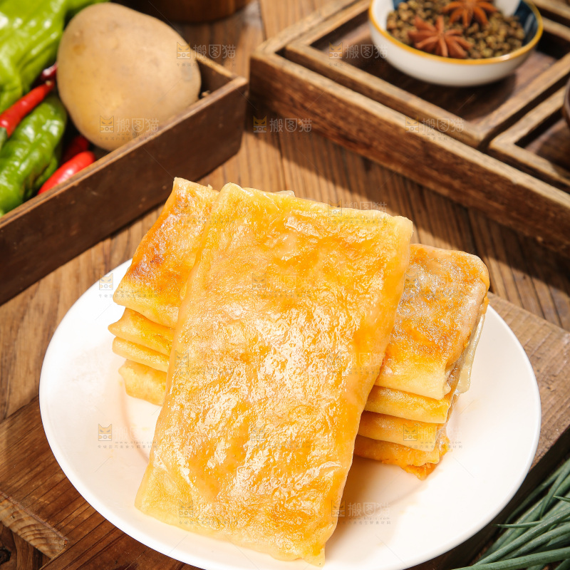 木底上的香辣土豆三丝盒