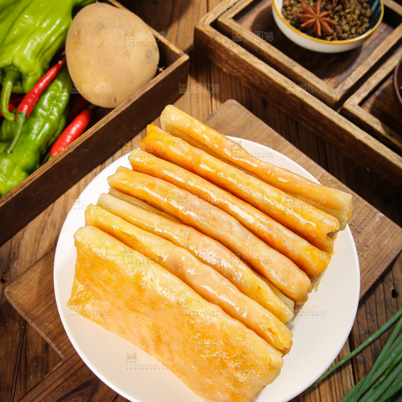 木底上的香辣土豆三丝盒