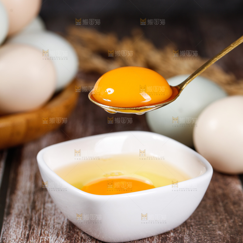 深底上的绿壳鸡蛋