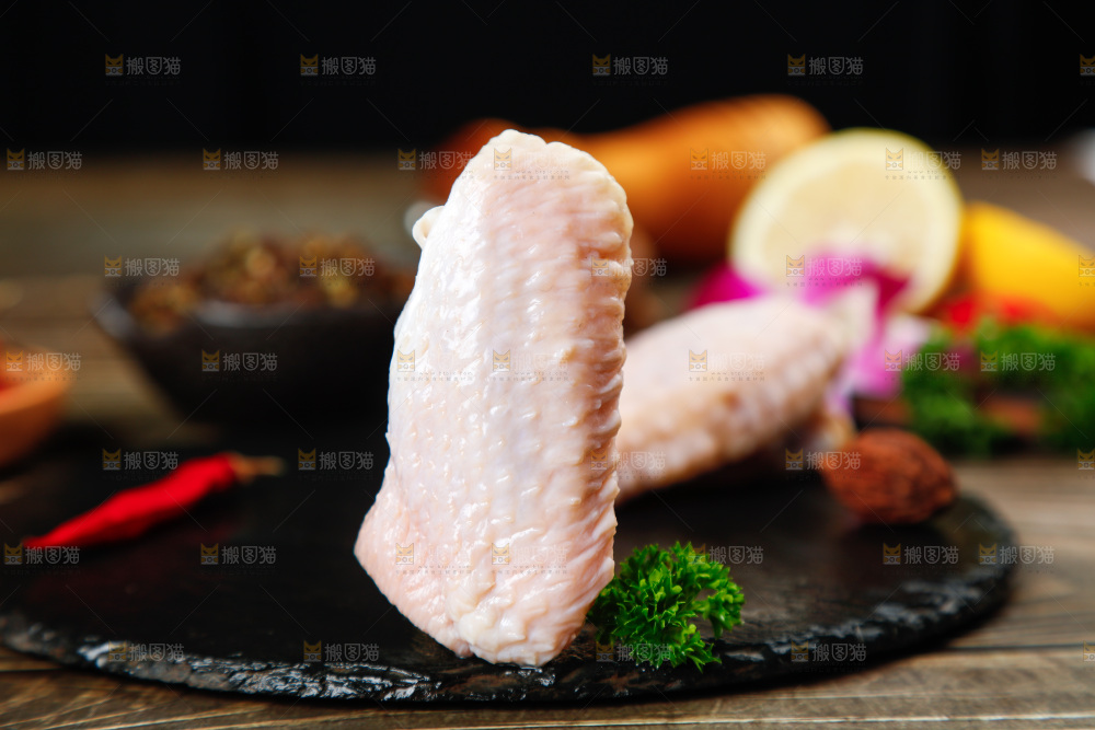 深底上的鸡翅中