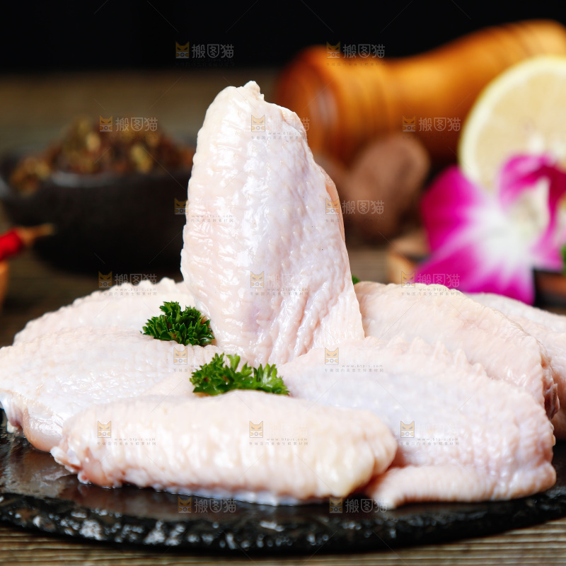 深底上的鸡翅中