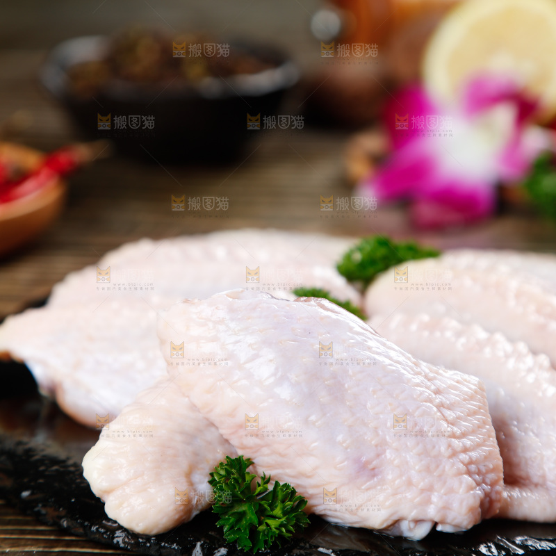 深底上的鸡翅中