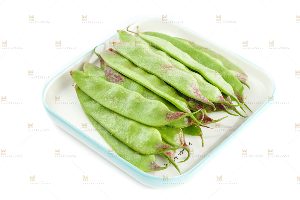 白底上的一点红油豆角