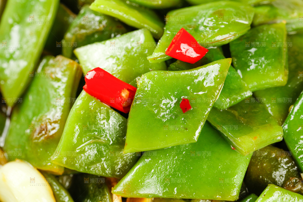木底上的炒油豆角