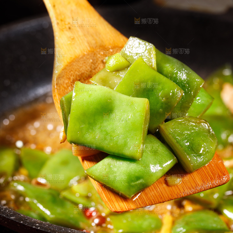 锅里的炒油豆角