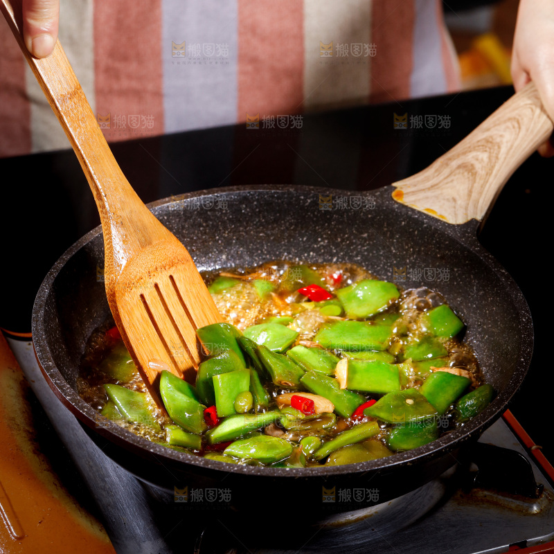锅里的炒油豆角