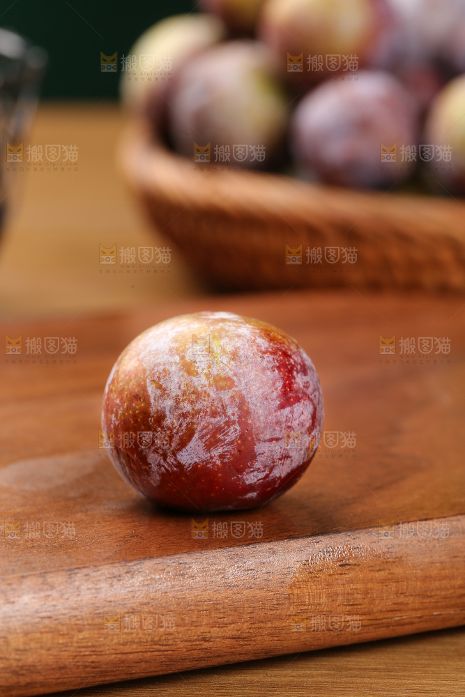 木底上的红脆李