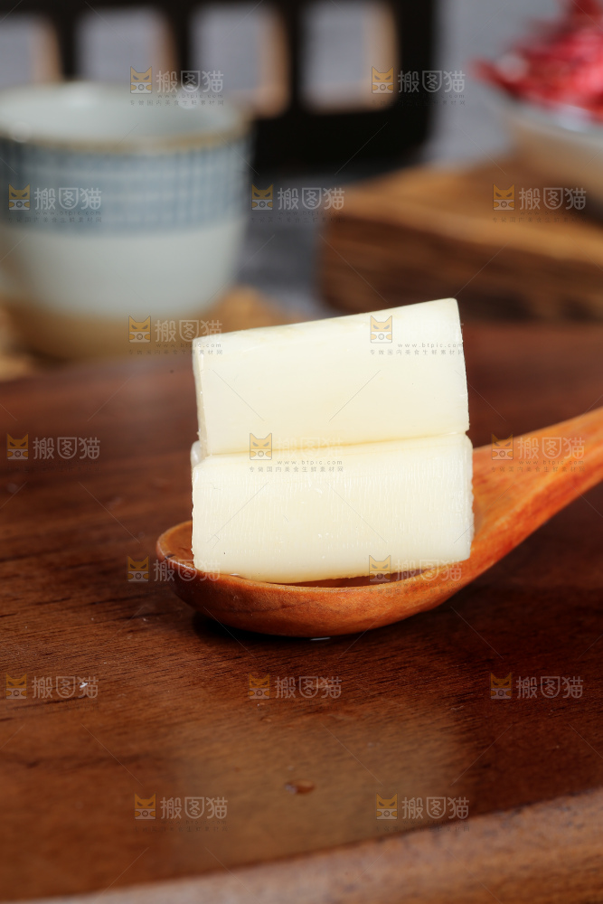 深底上的酸辣藕带