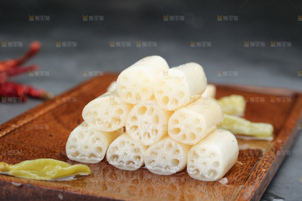 深底上的酸辣藕带