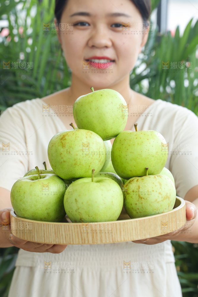 手里拿着金帅青苹果