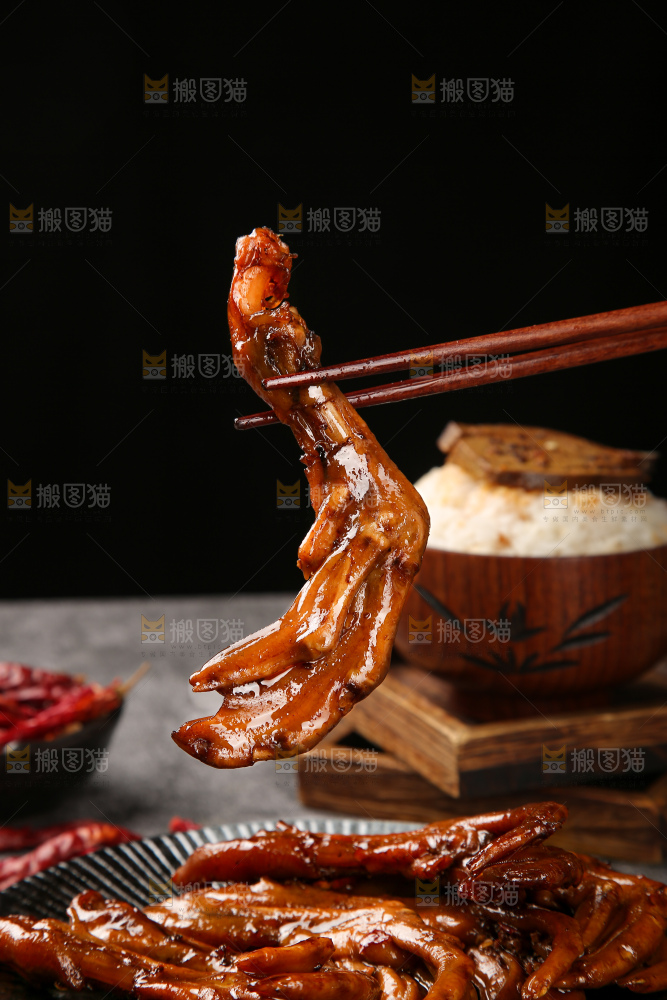 深底上的卤鸭脚
