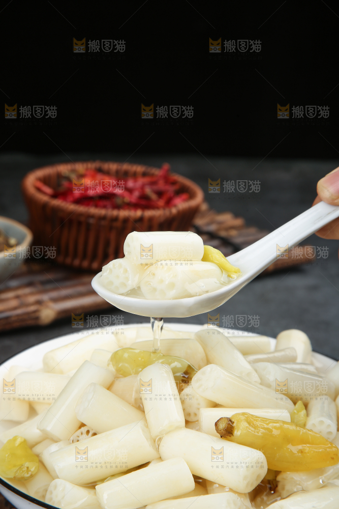 深底上的酸辣藕带