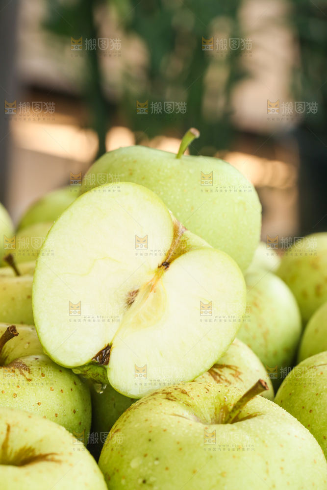 木底上的金帅青苹果