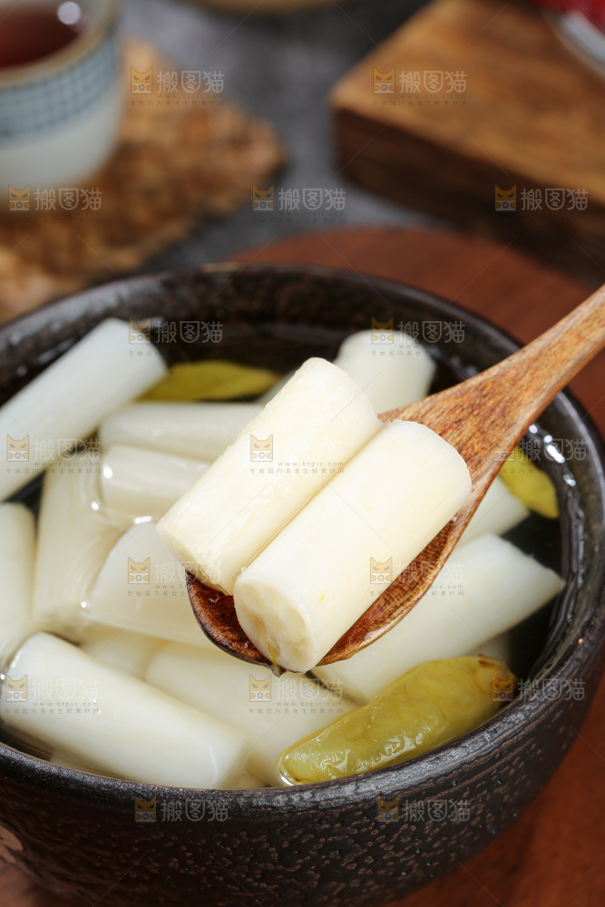 深底上的酸辣藕带