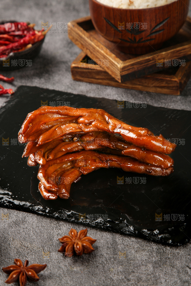 深底上的卤鸭脚
