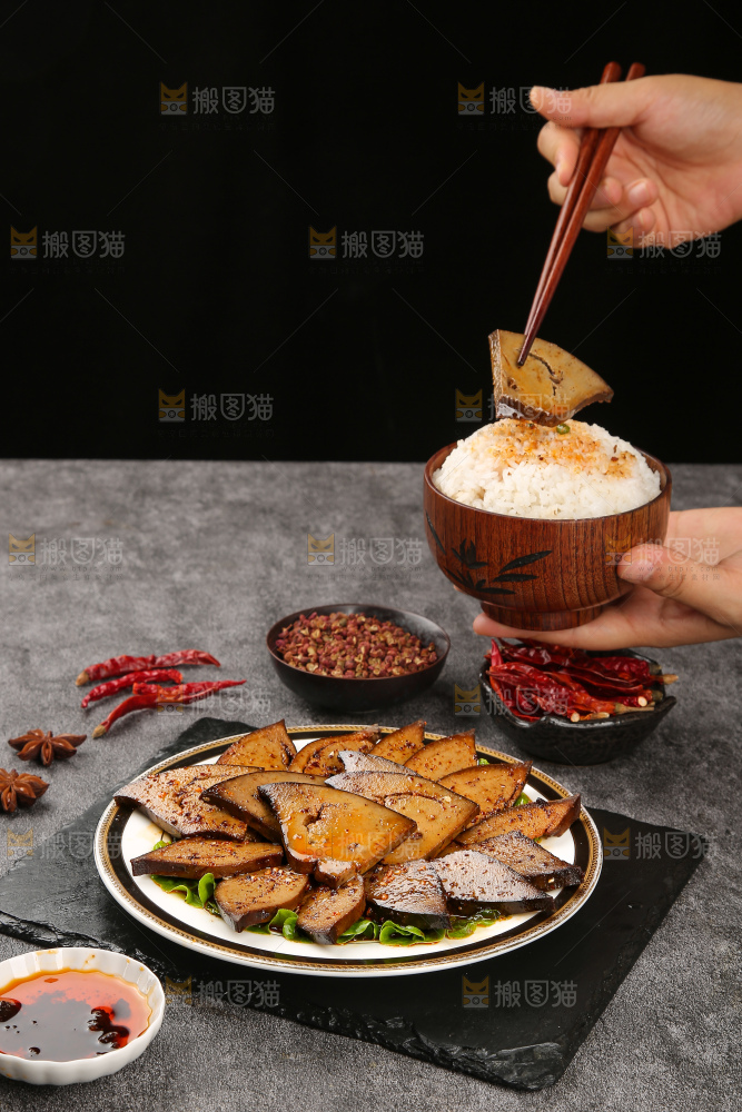 深底上的卤猪肝