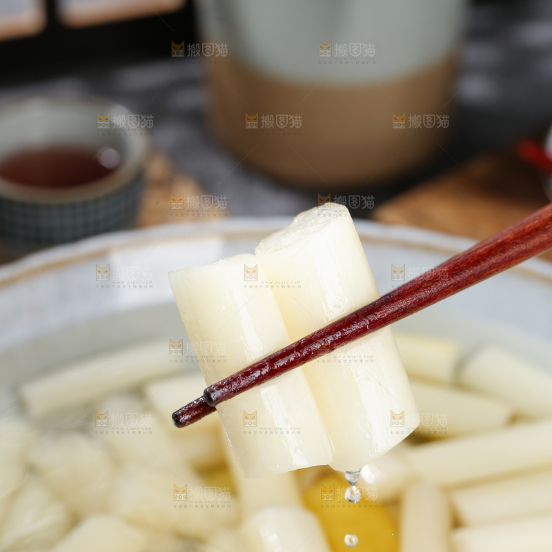 深底上的酸辣藕带