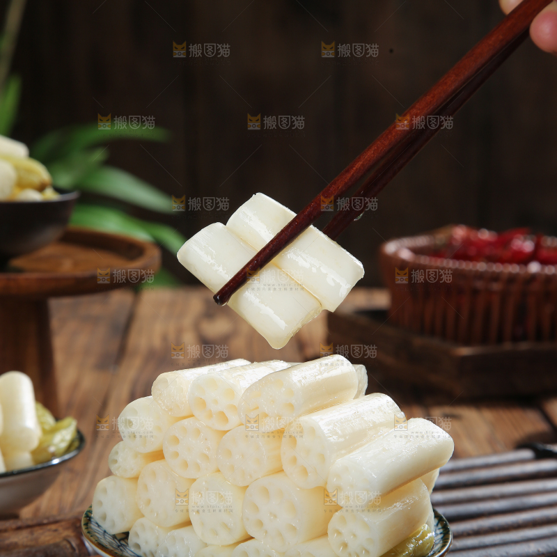 深底上的酸辣藕带