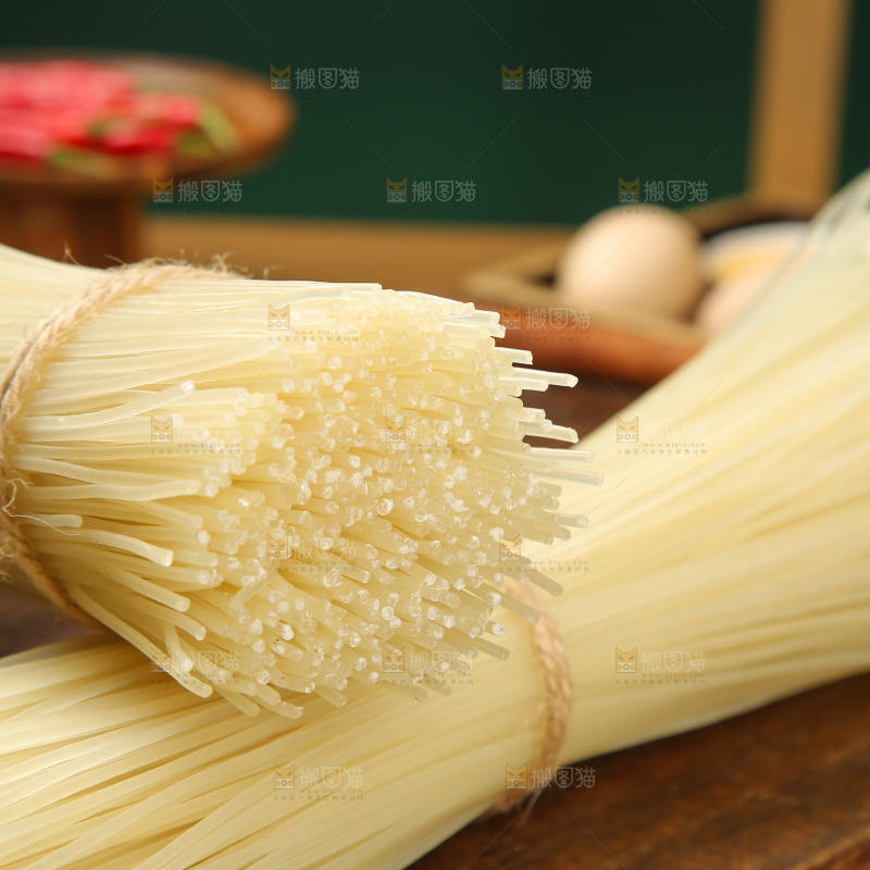 木底上的米粉