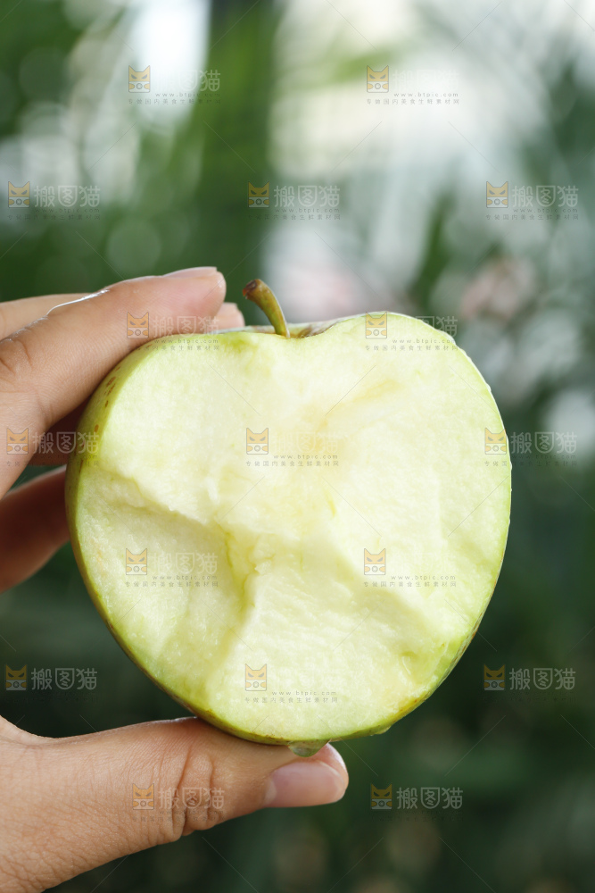 手里拿着金帅青苹果