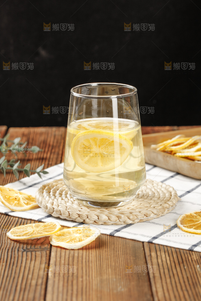 木底上的干柠檬片