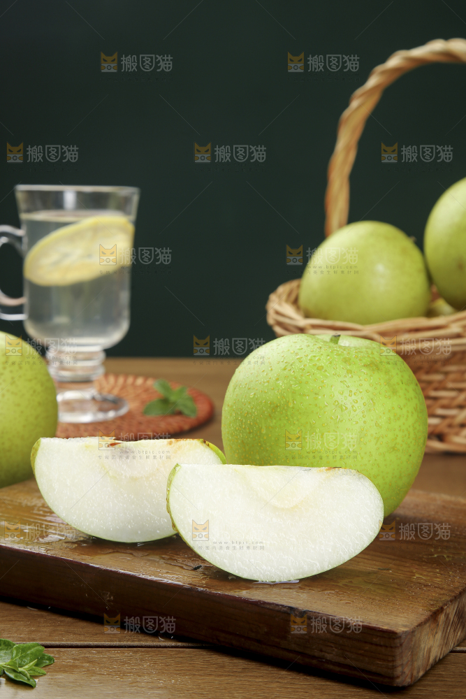 木底上的青皇冠梨