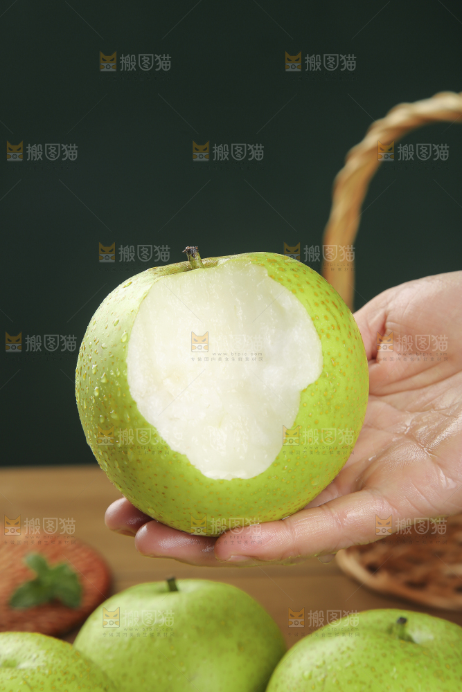 木底上的青皇冠梨