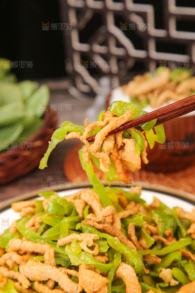 木底上的辣椒炒肉
