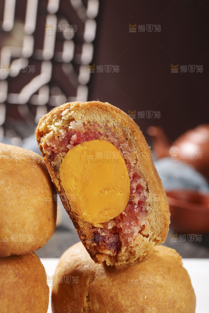 深底上的蛋黄火腿月饼