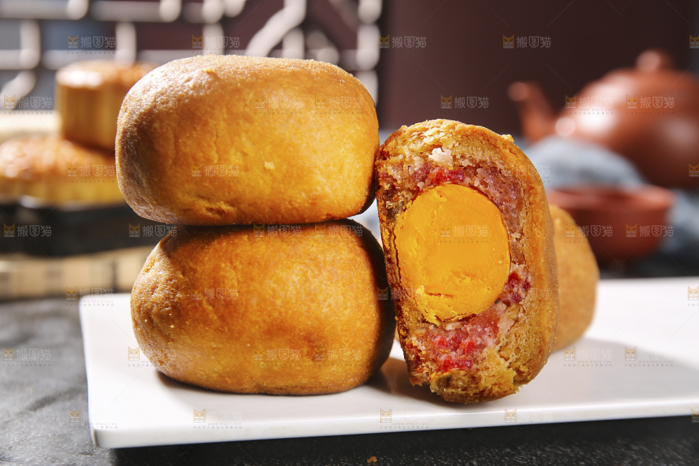 深底上的蛋黄火腿月饼
