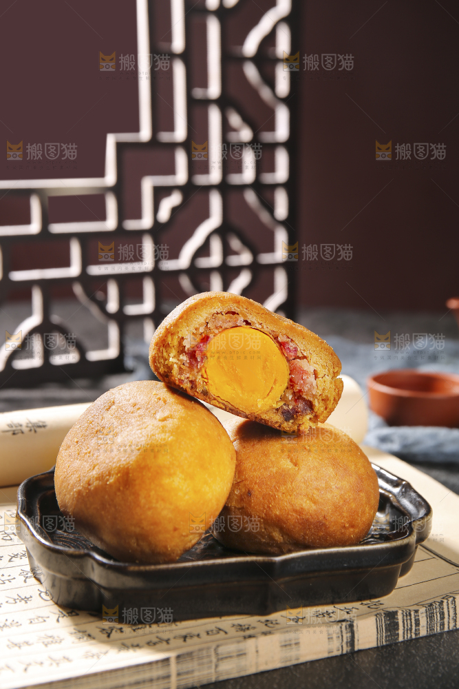 深底上的蛋黄火腿月饼