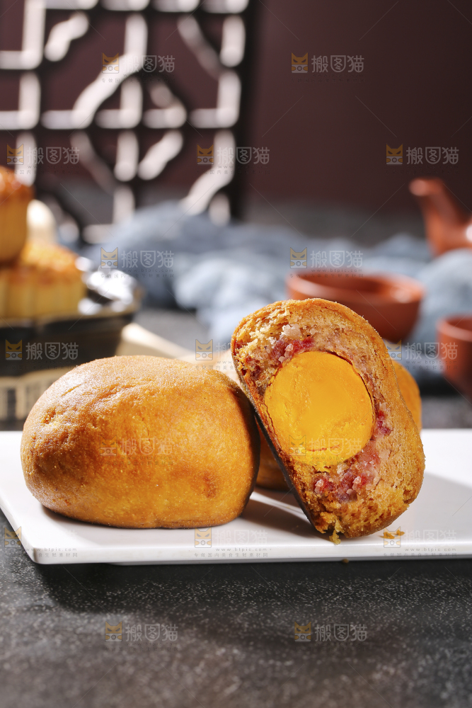 深底上的蛋黄火腿月饼