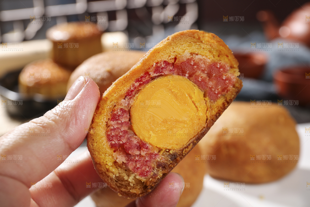 深底上的蛋黄火腿月饼