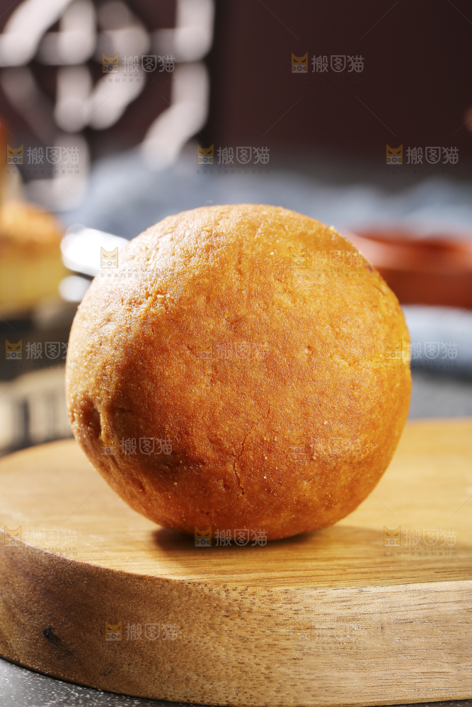 深底上的蛋黄火腿月饼