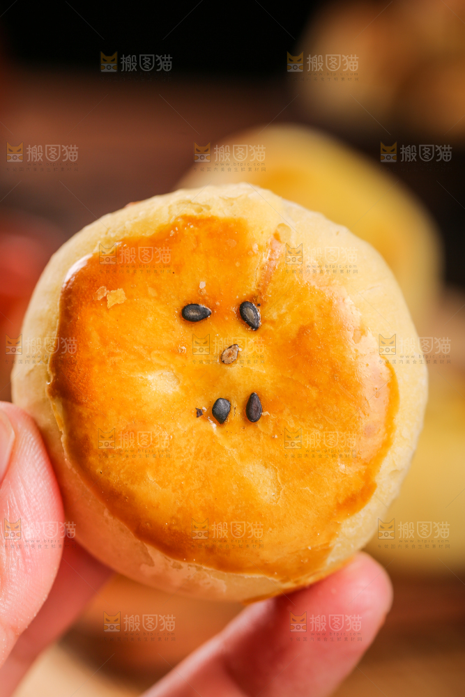 深底上的蛋黄酥