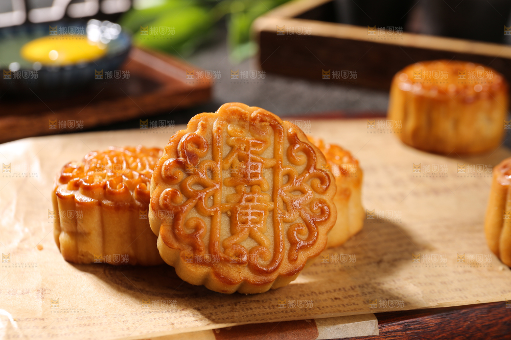 深底上的莲蓉蛋黄月饼