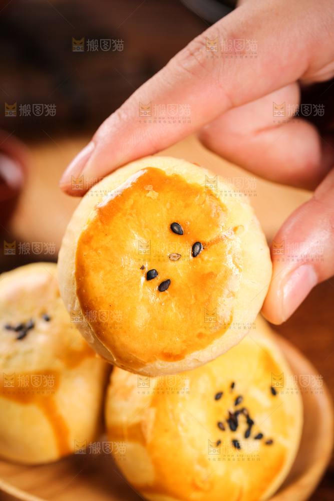 深底上的蛋黄酥