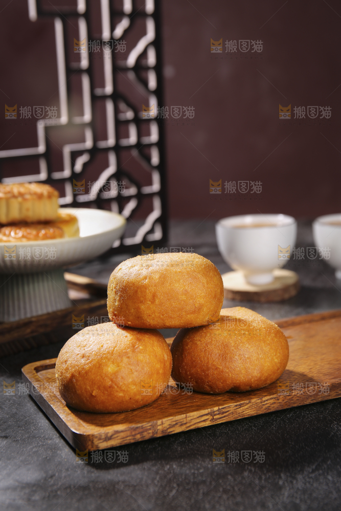 深底上的云腿月饼