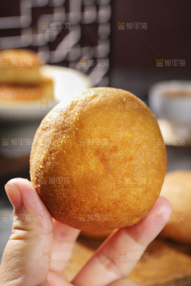 深底上的云腿月饼