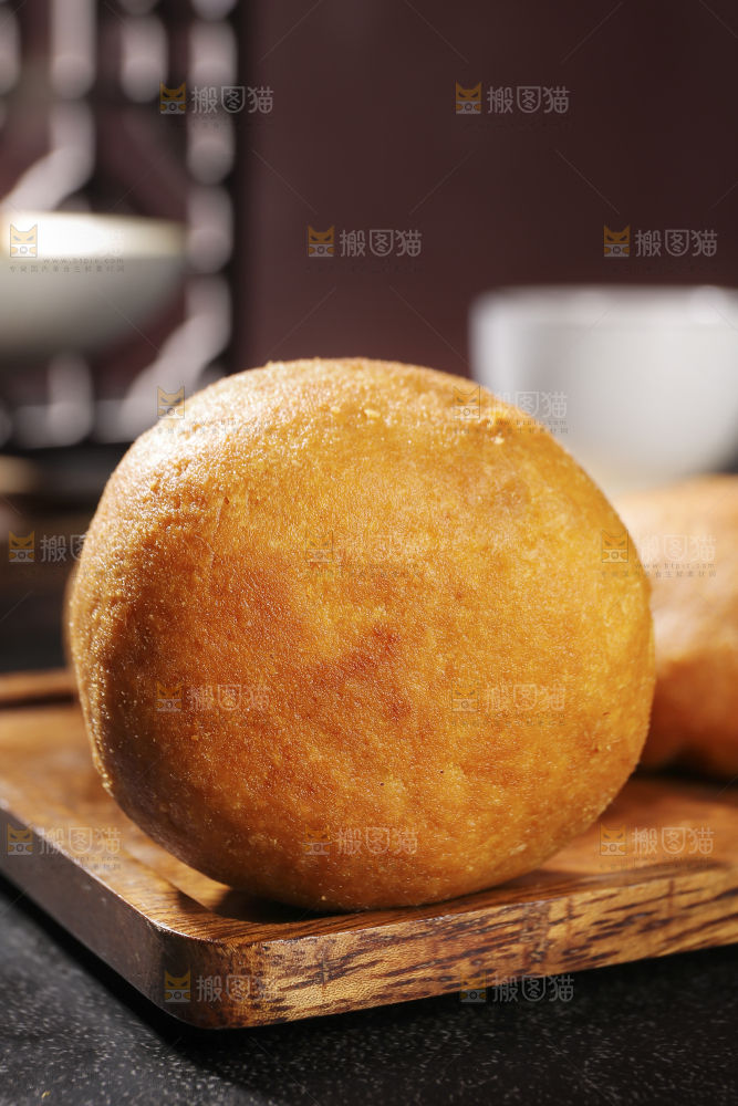 深底上的云腿月饼