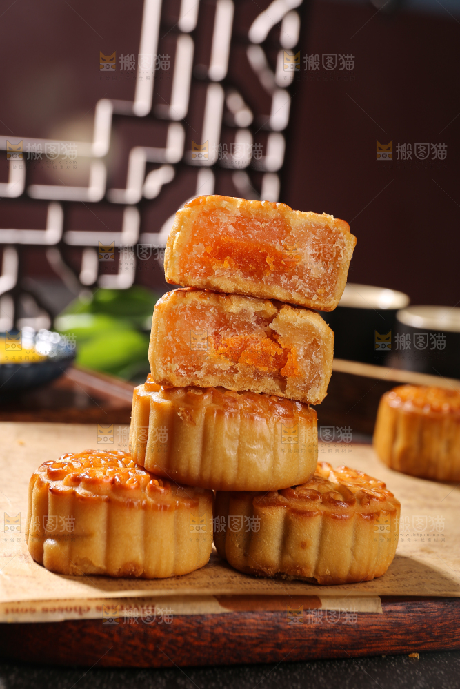 深底上的莲蓉蛋黄月饼