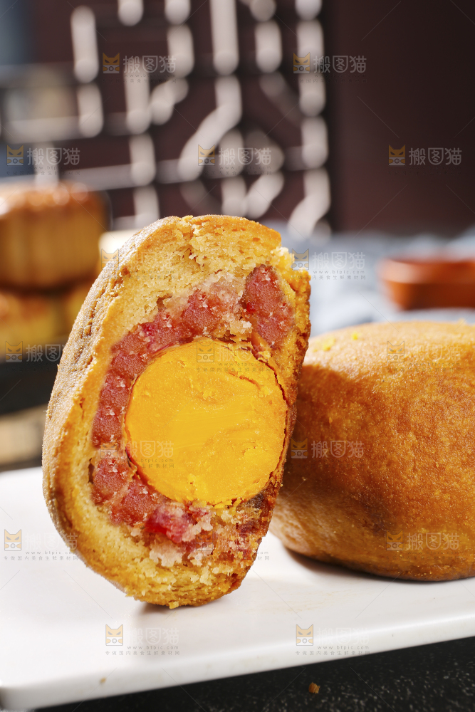 深底上的蛋黄火腿月饼