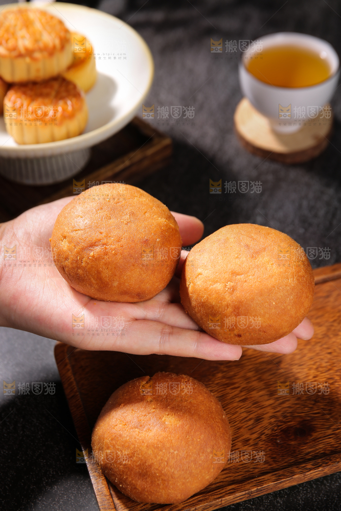 深底上的云腿月饼