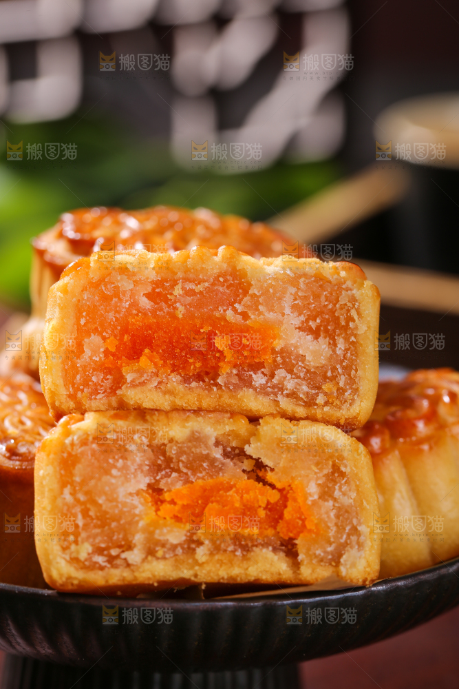 深底上的莲蓉蛋黄月饼